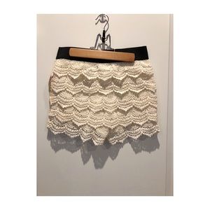 Scalloped laced cream shorts